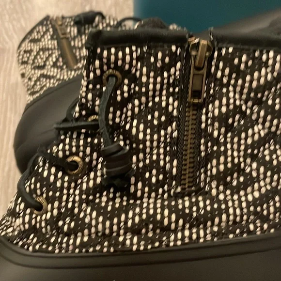 Sperry water proof rubber Women's Blue and White Lace-Up Boots. - Picture 5 of 6